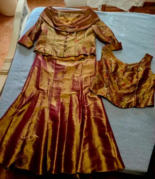 Traje de fiesta dorado y rojo