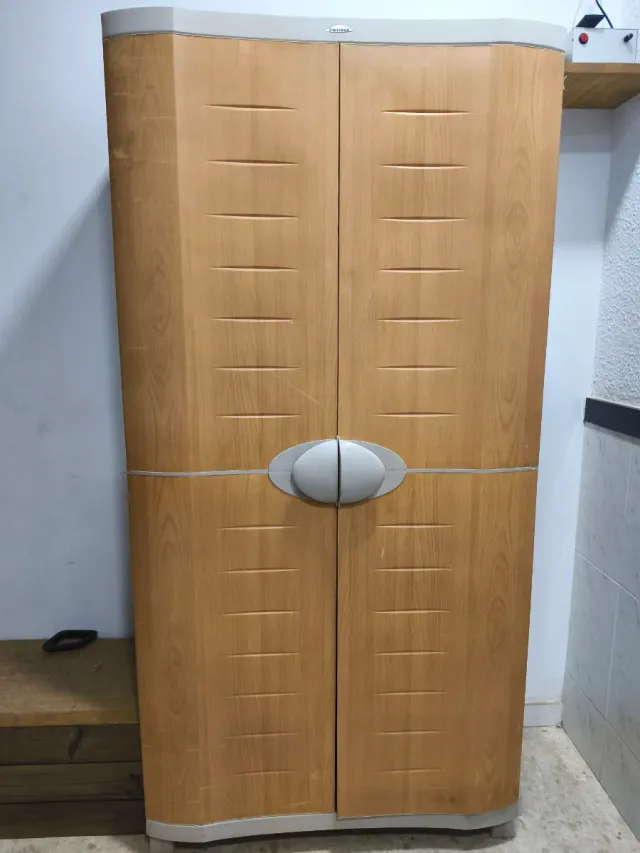 Armario de resina con estantes