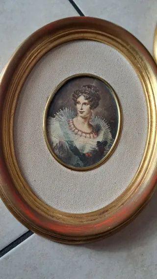 Quadro ovale con ritratto donna