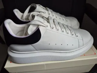 Sneakers bianche e nere Alexander McQueen