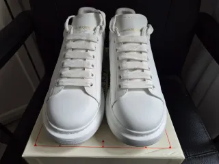 Sneakers bianche e nere Alexander McQueen