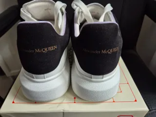 Sneakers bianche e nere Alexander McQueen