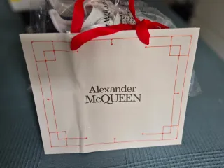 Sneakers bianche e nere Alexander McQueen