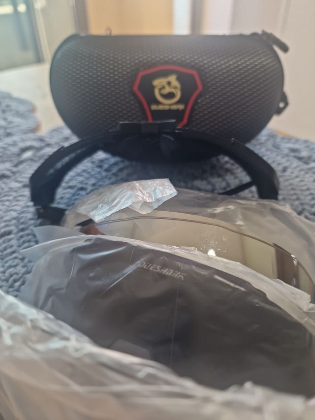 Gafas de sol y nieve negras y plateadas