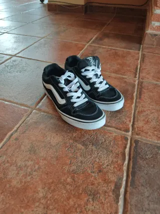 Zapatillas Vans Negras y Blancas