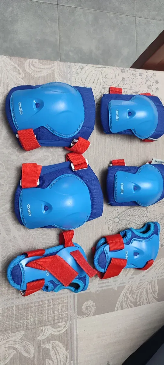 Patines en línea, casco, protectores y bolsa