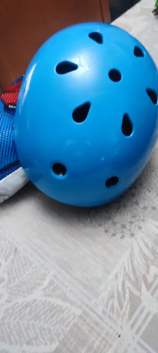 Patines en línea, casco, protectores y bolsa