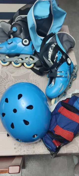 Patines en línea, casco, protectores y bolsa