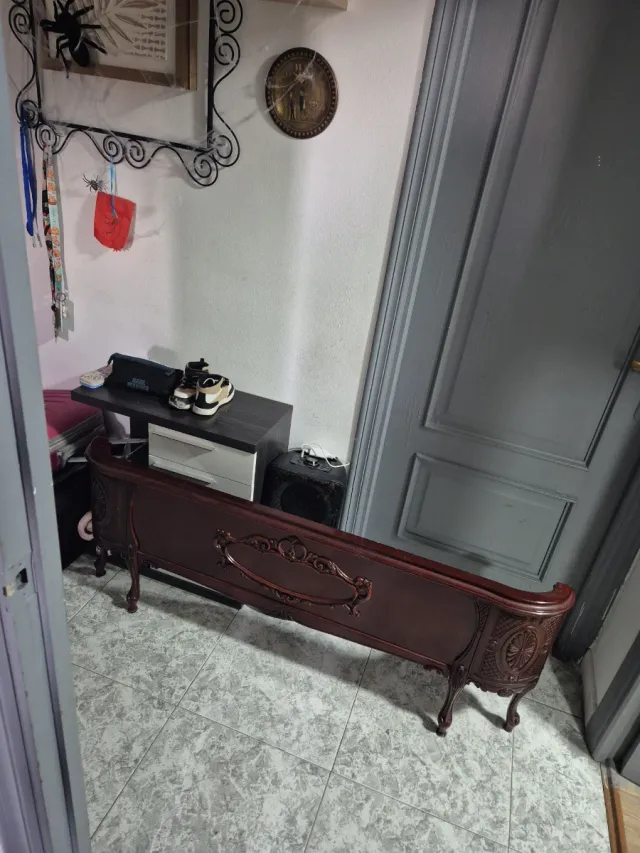 Dormitorio antiguo de madera oscura