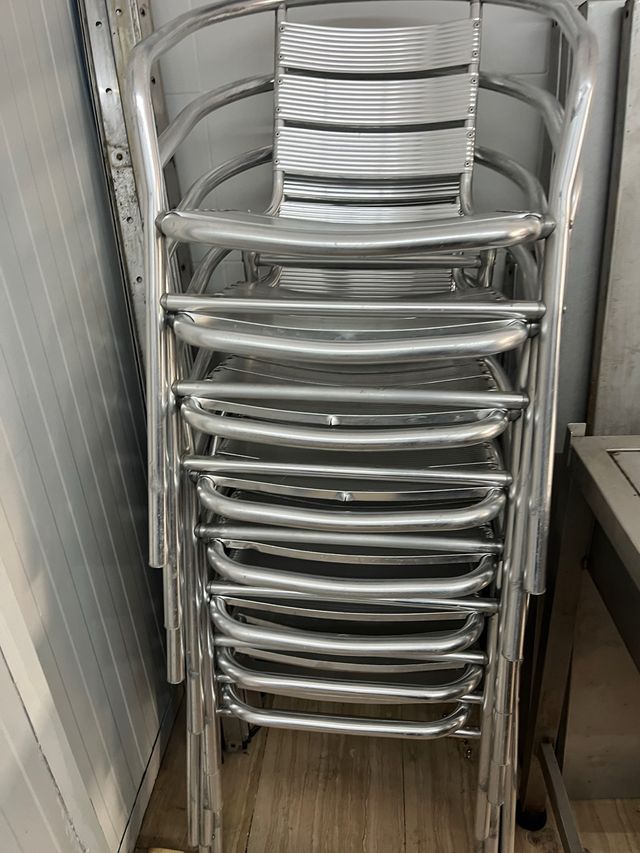 Sillas de bar apilables de aluminio 80€