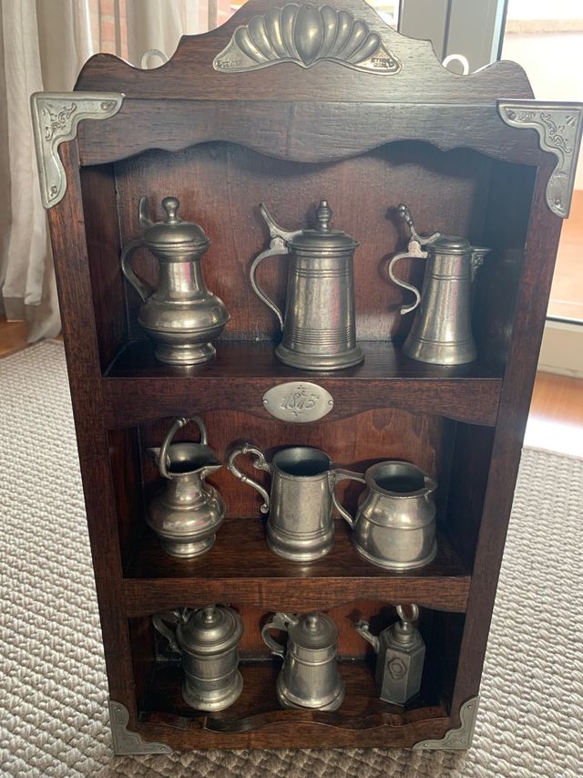 Mueblecito Decorativo con Jarras Metálicas