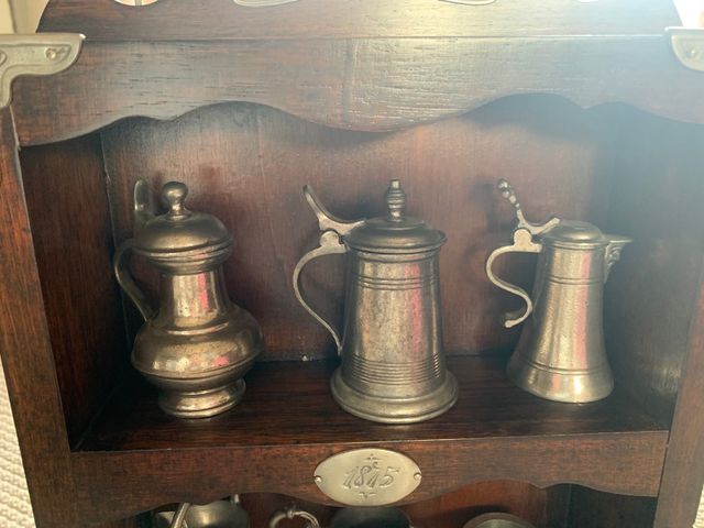 Mueblecito Decorativo con Jarras Metálicas