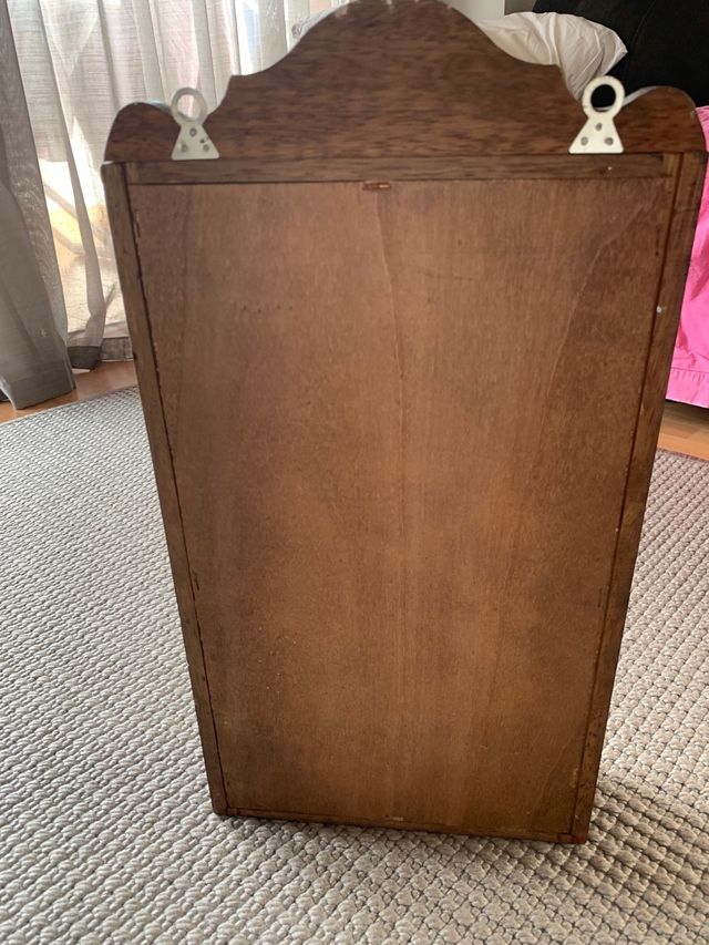 Mueblecito Decorativo con Jarras Metálicas