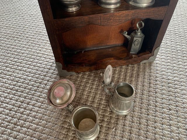 Mueblecito Decorativo con Jarras Metálicas