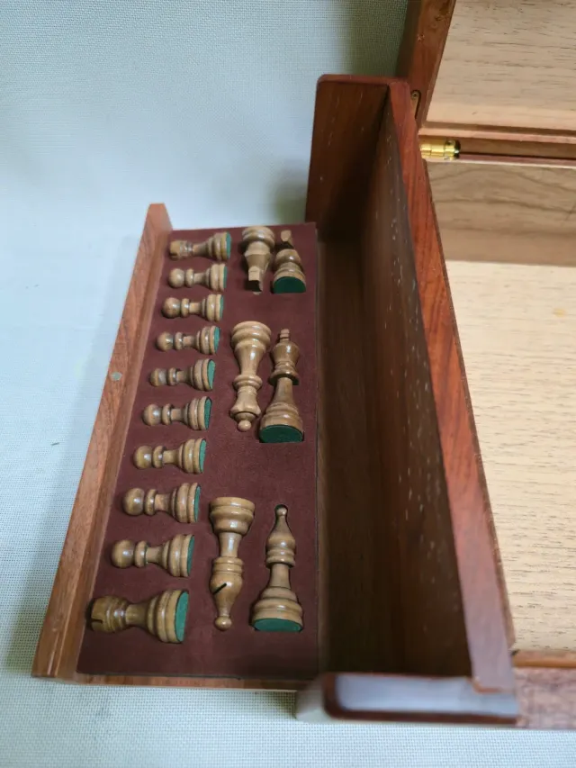 Caja de madera con tablero de ajedrez