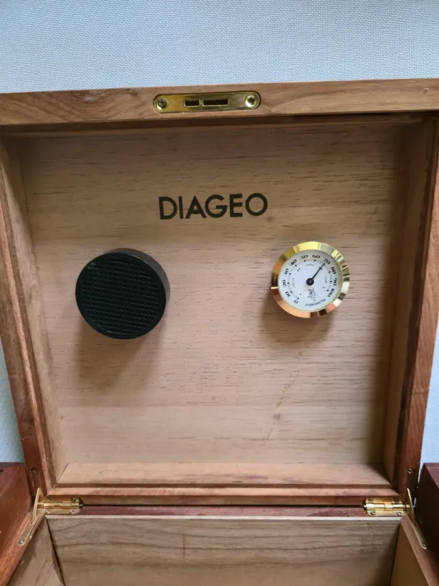 Caja de madera con tablero de ajedrez