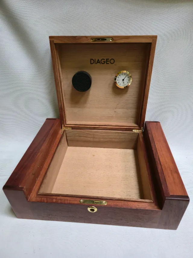 Caja de madera con tablero de ajedrez