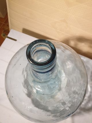 Botella de vidrio azul transparente