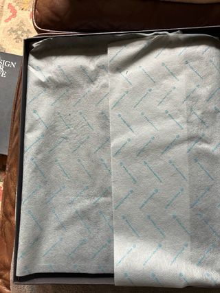 Piquadro carpeta negra con Logo Azul en piel. 