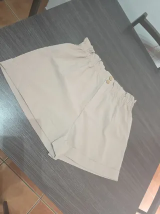 Shorts color beige con cintura elástica