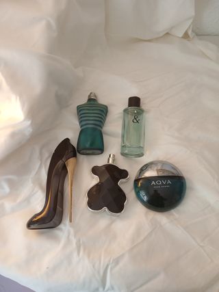 Un sacco di bottiglie di profumo vuote