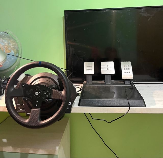 Volante y Pedales PS5/PS4 Thrustmaster