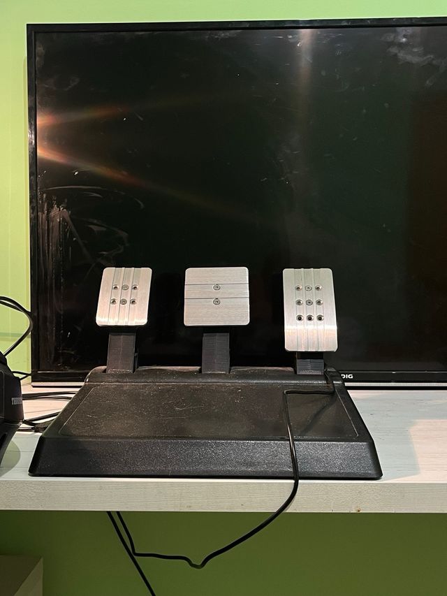 Volante y Pedales PS5/PS4 Thrustmaster