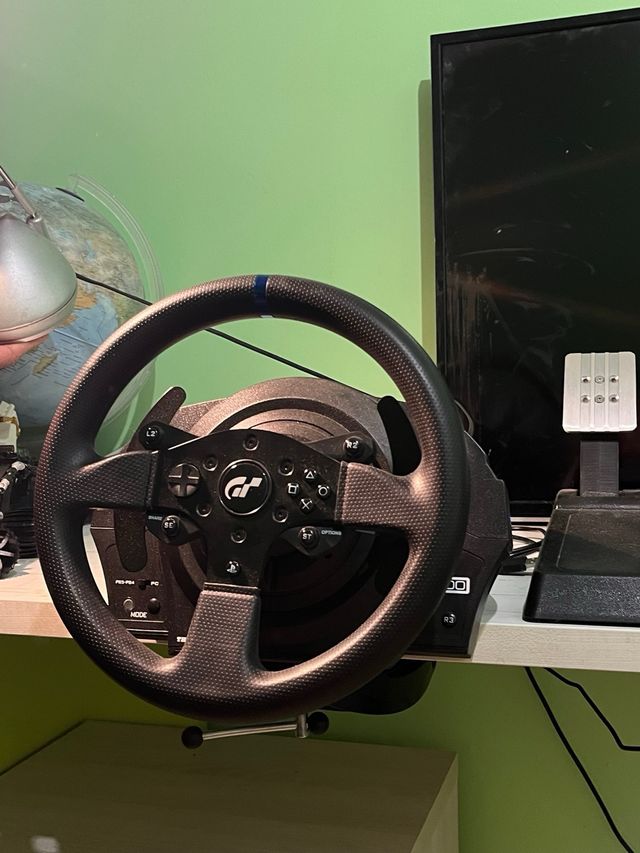 Volante y Pedales PS5/PS4 Thrustmaster