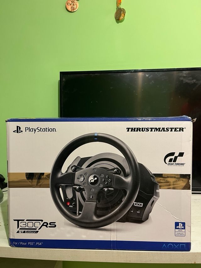 Volante y Pedales PS5/PS4 Thrustmaster