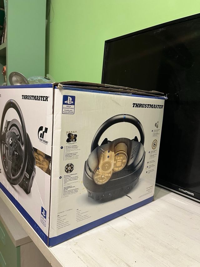 Volante y Pedales PS5/PS4 Thrustmaster