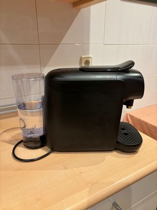 Cafetera Negra con Depósito