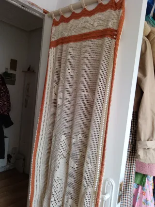 Cortina ganchillo beige y naranja