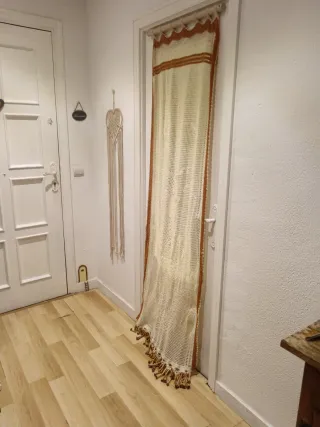 Cortina ganchillo beige y naranja