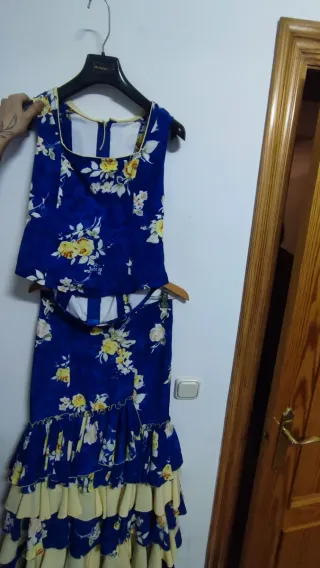 Traje de flamenca azul y beige con volantes