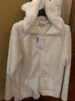 Chaqueta blanca con capucha y orejas