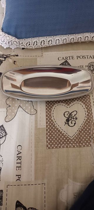 Vassoio in acciaio nuovo