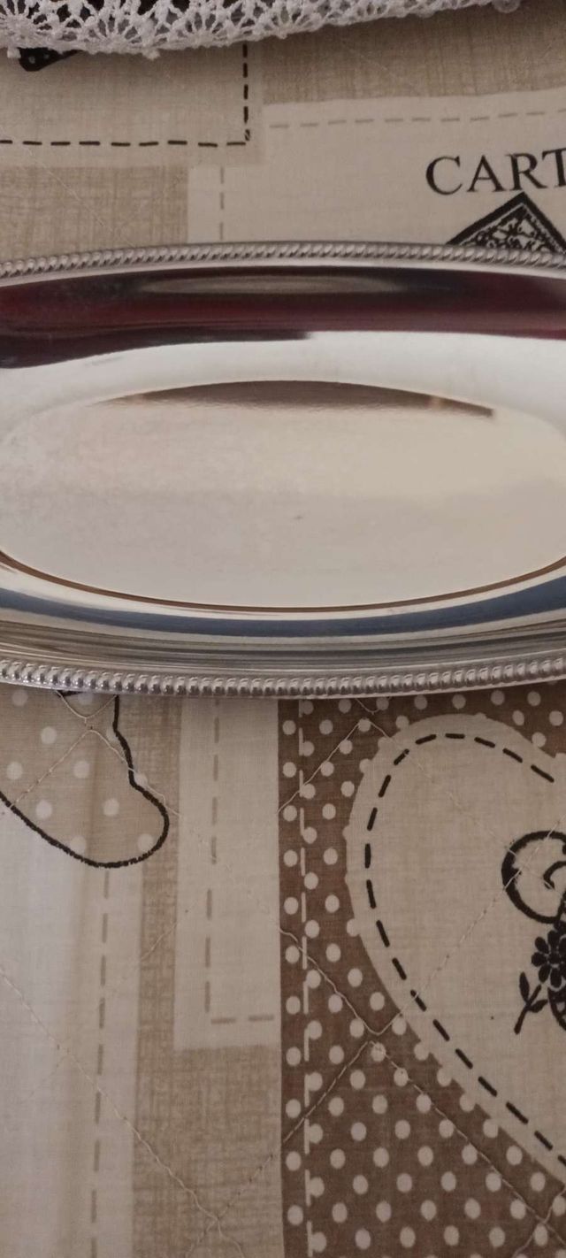 Vassoio in acciaio nuovo