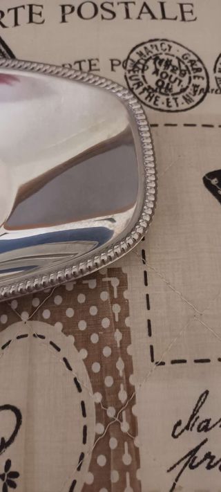 Vassoio in acciaio nuovo