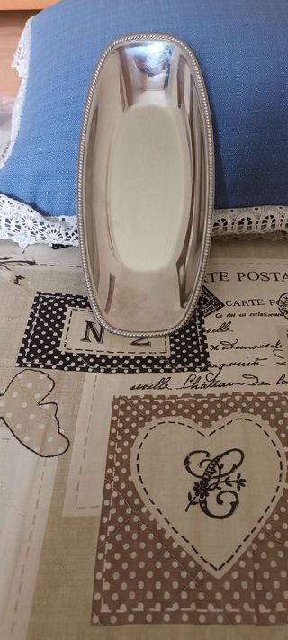 Vassoio in acciaio nuovo