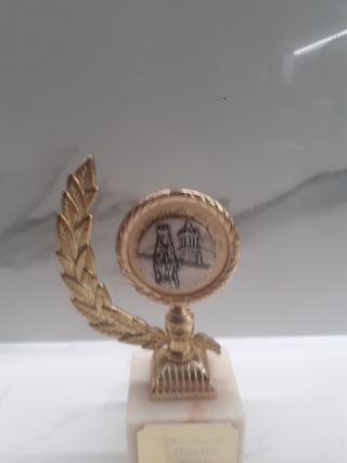 Trofeo dorado con base de mármol
