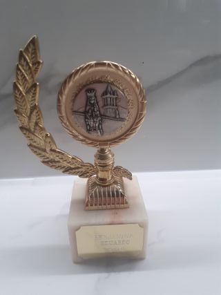 Trofeo dorado con base de mármol