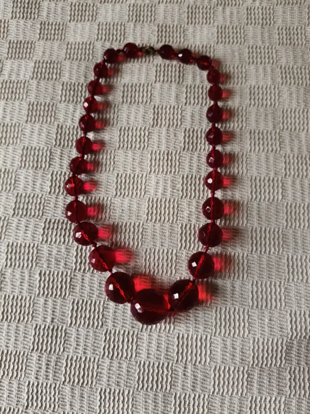 Collar de cristal rojo Mide 43cm