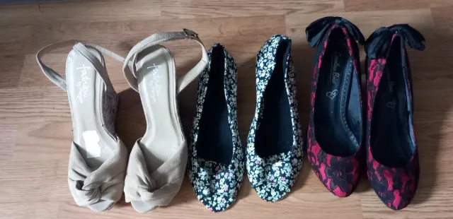 3 paia di scarpe: pizzo beige, floreale e rosso