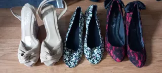 3 pares de zapatos: beige, floral y encaje rojo