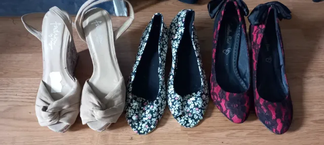 3 paia di scarpe: pizzo beige, floreale e rosso