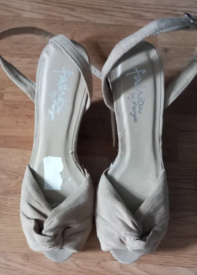 3 paia di scarpe: pizzo beige, floreale e rosso