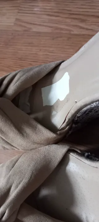 3 pares de zapatos: beige, floral y encaje rojo