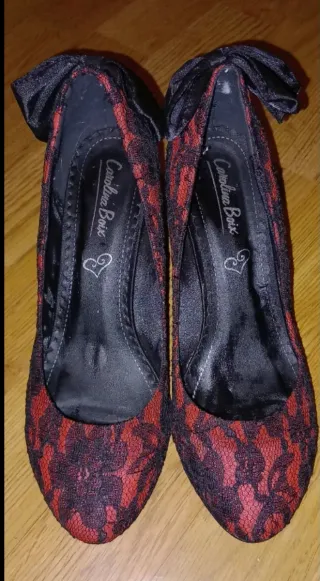 3 pares de zapatos: beige, floral y encaje rojo