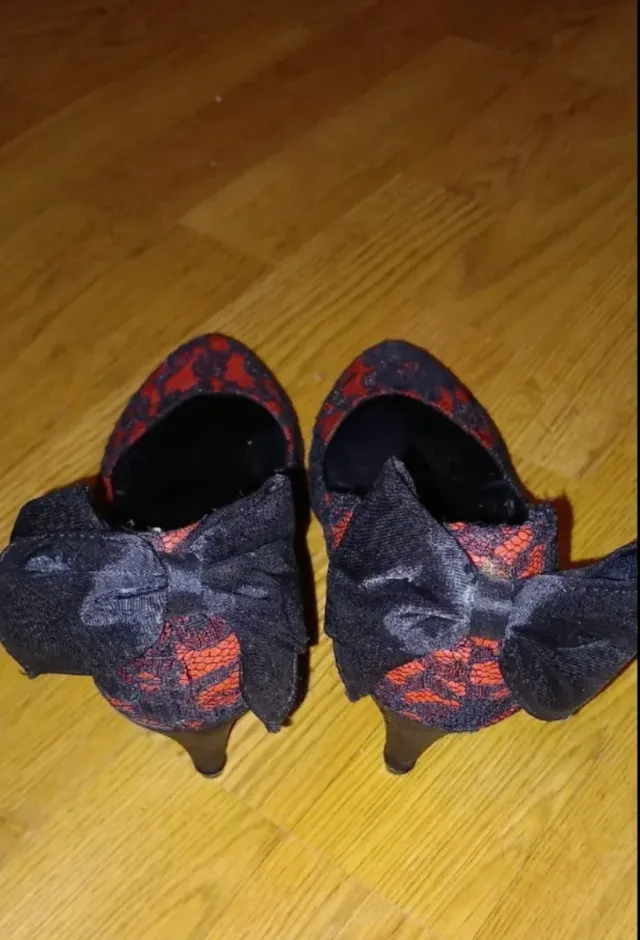 3 paia di scarpe: pizzo beige, floreale e rosso