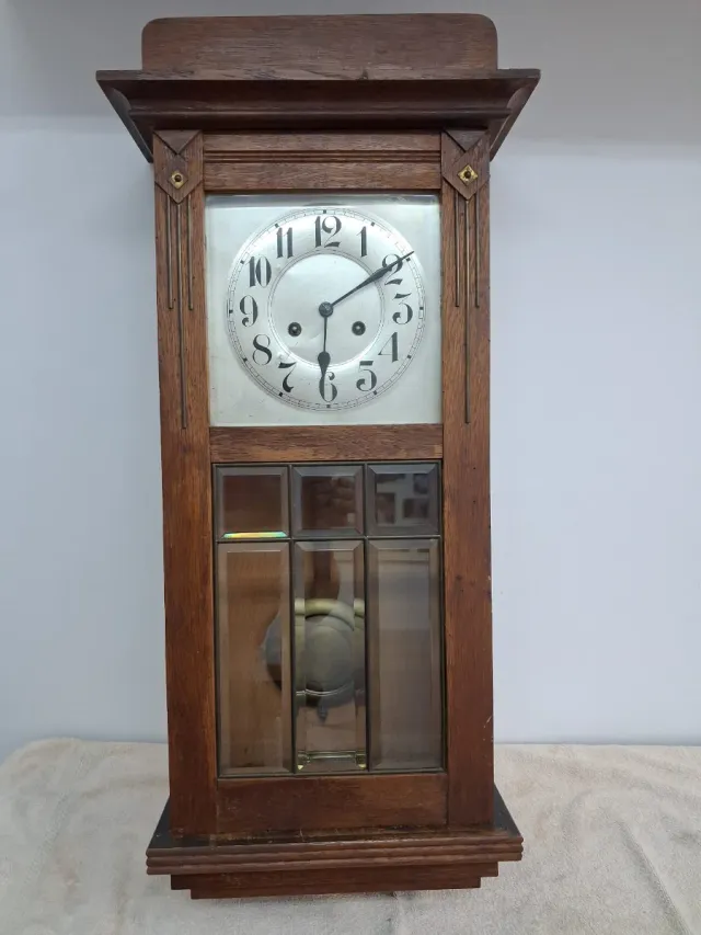 Reloj de pared antiguo madera.